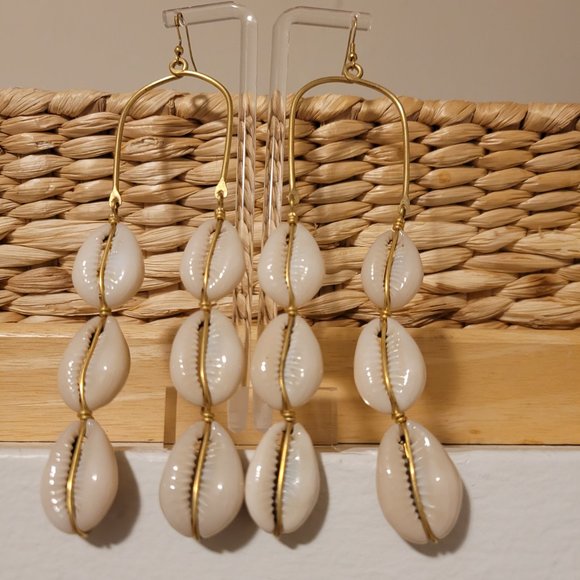 Cowrie Earring - Picture 2 of 2
